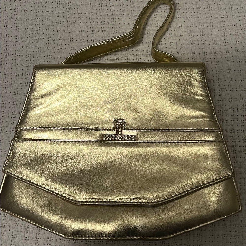 Gold Purse/Handbag. Detachable handle. Great to spice up any outfit!